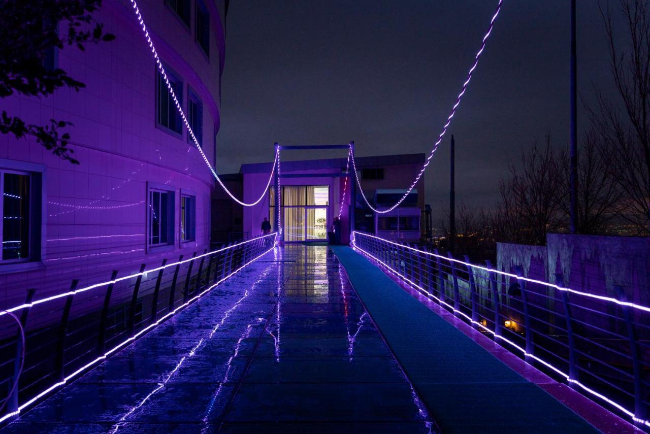 Titanic Hotel & Spa Sulaymaniyah Экстерьер фото The Skyway at night