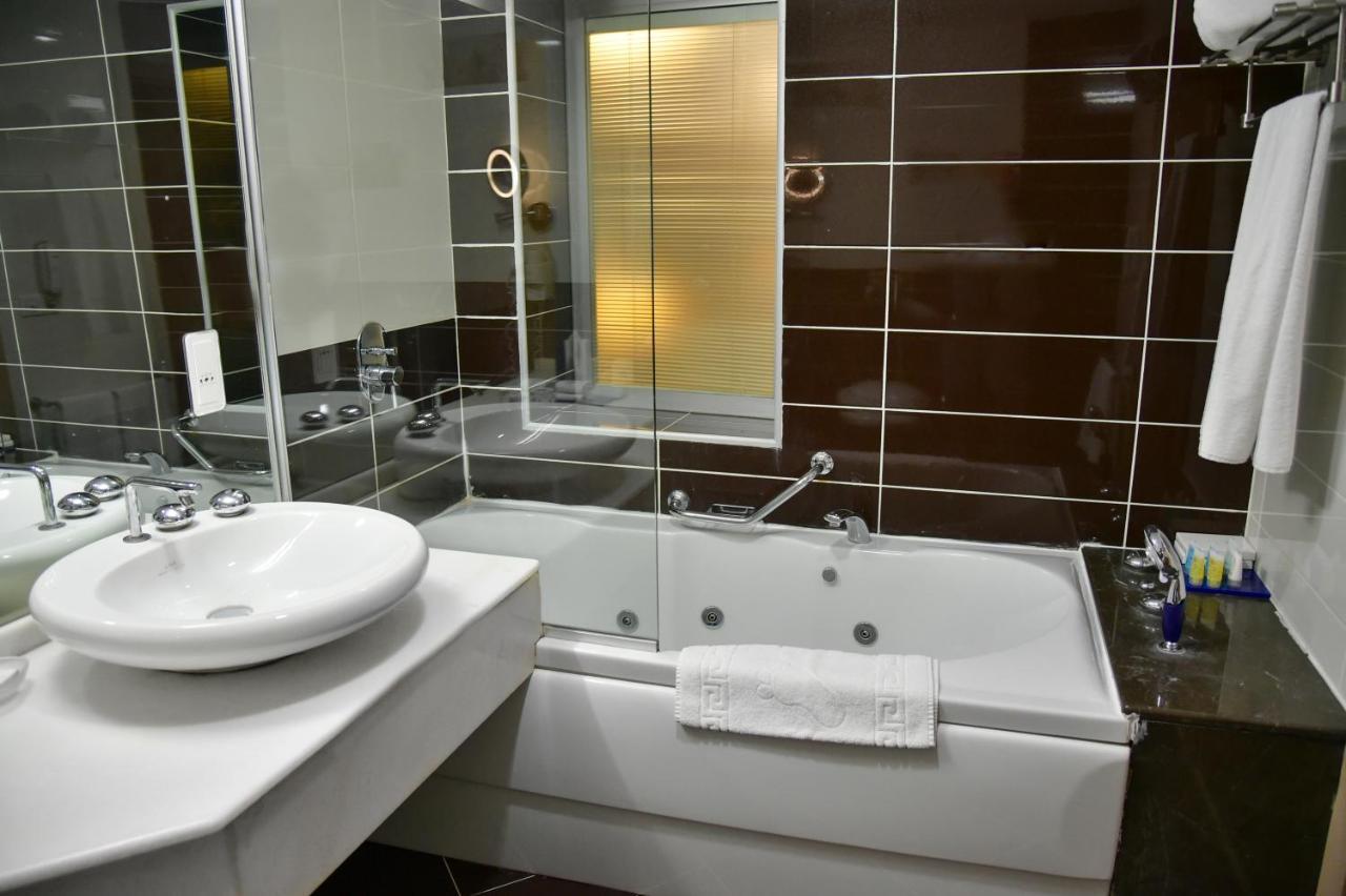 Titanic Hotel & Spa Sulaymaniyah Экстерьер фото Bathroom with shower door