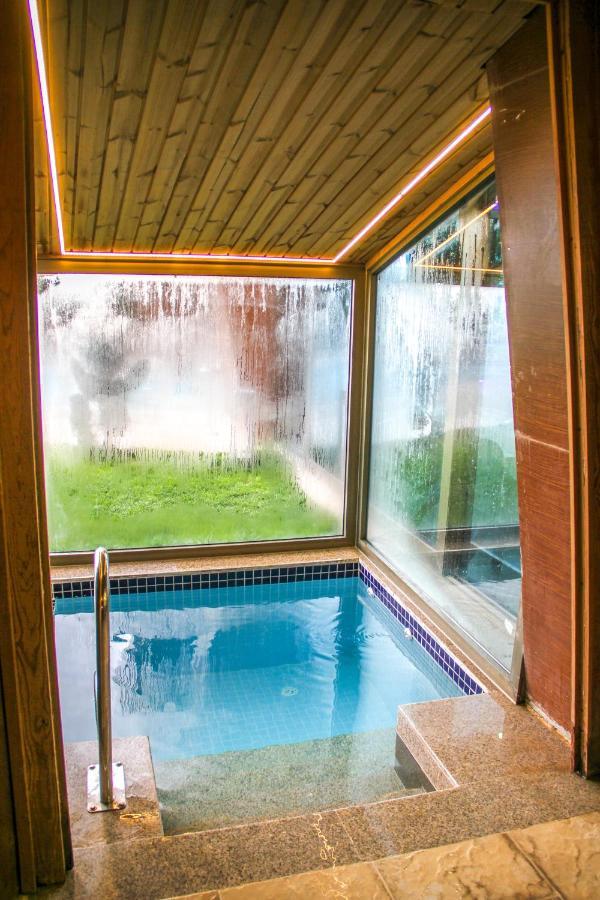 Titanic Hotel & Spa Sulaymaniyah Экстерьер фото A view of the indoor pool at the hotel