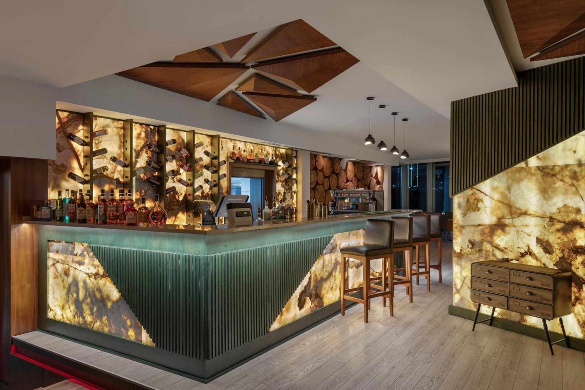 Titanic Hotel & Spa Sulaymaniyah Экстерьер фото The bar at the 101 bar