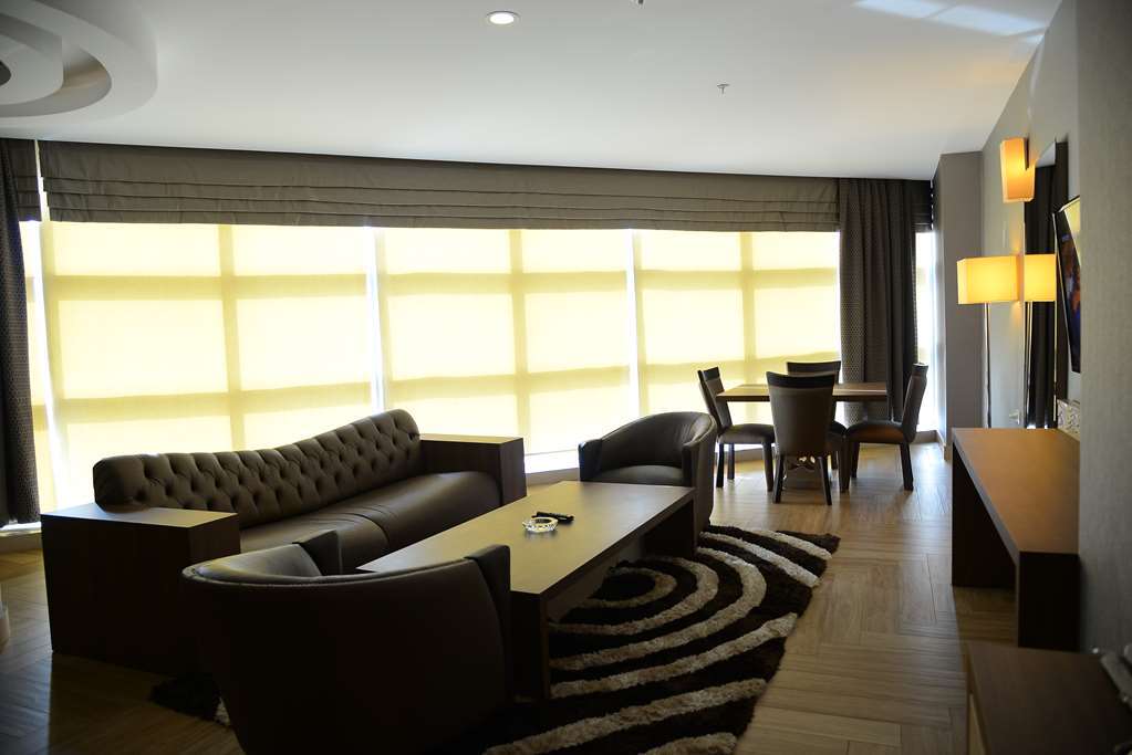 Titanic Hotel & Spa Sulaymaniyah Номер фото A living room in a suite at the hotel